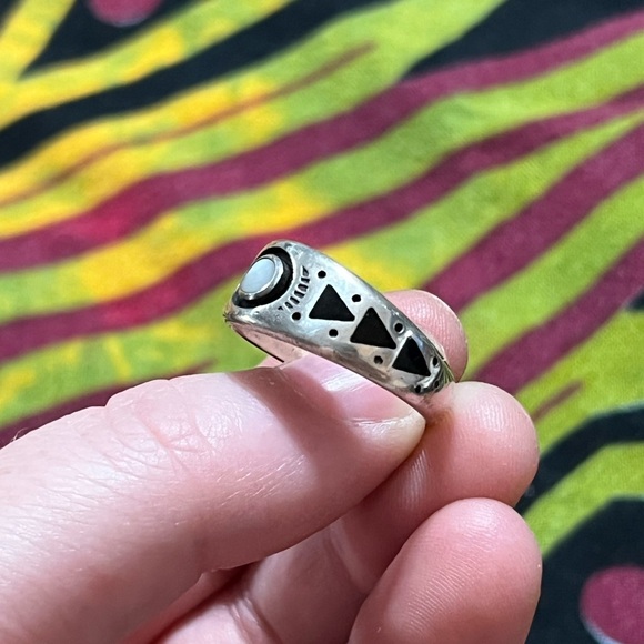 VTG First Nations Artist Signed Mother of Pearl Inlaid Sterling Silver Ring - Picture 3 of 6